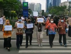 ASN Tanah Abang Blusukan di Fashion Week SCBD Dengan Poster Berjalan