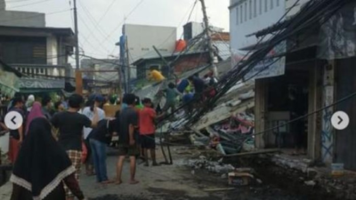 Diduga Gegara Galian, Bangunan di Jalan Rawasawah Joharbaru Roboh, Satu Tewas