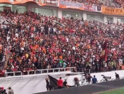 Pagar Pembatas Tribun Stadion JIS Roboh, DPRD Harus Segera Bentuk Pansus.