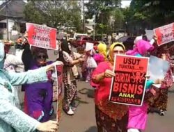 Harga Minyak Mencekik Leher, Ibu-ibu Berkebaya Geruduk DPRD Jabar