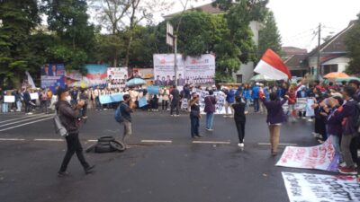 Harga BBM Naik, Mahasiswa Bandung Juga Turun ke Jalan, Ini Seruannya