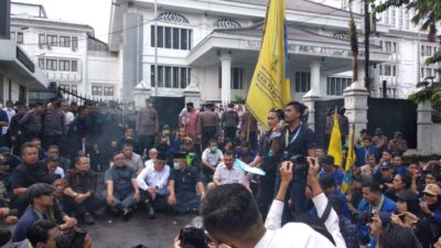 Empati kepada Masyarakat Terdampak Kenaikan BBM, Hujan Petir, Demo Jalan Terus