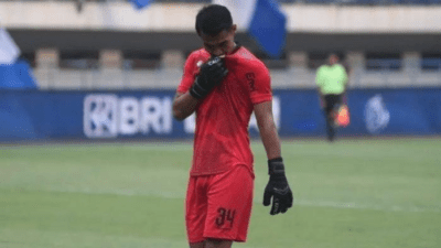 Kiper Persib Reky Rahayu Meneteskan Air Mata