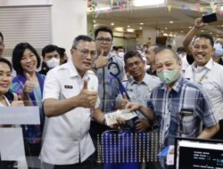 Wali Kota Jakpus Banyak Senyum dan Kasih Jempol saat Resmikan Gerai Samsat