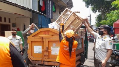 Satpol PP Senen Kosek Jalan Inspeksi Kali Sentiong, Kandang Unggas Diangkat, PK5 di Kartu Kuning