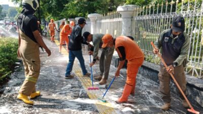 Kerja Bakti Ngosek Fasum Jalan Kramat Raya dan Salemba Raya