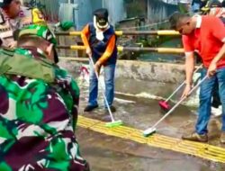 Camat Tanahabang dan Lurah Kampungbali Ngosek Trotoar, Ada Apa, ya?