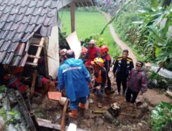 Proses Evakuasi Korban Meninggal Terhimpit TPT Dramatis
