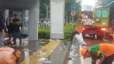 Relawan Tinggalkan GBK
