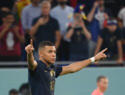 Menang 2-1 atas Denmark, Perancis Jadi Tim Pertama Lolos Babak Grup