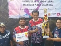 Pasangan Ganda Putra RW 04 Petojo Utara Juara Pertama Badminton Cup 2022