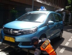 Kekenyangan Taksi Molor di Badan Jalan, Sadarnya Pas Mau Diderek