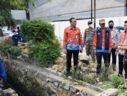 Nyemplung ke Got Perbaiki Dinding Turap PHB Jebol, Pasukan Biru di Applause