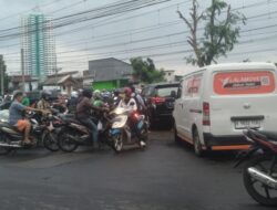 Di Perlintasan Rel KA Rajawali, Setiap Hari Kayak Ada Challenge Saling Terobos