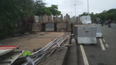 Fasilitas Umum Monas Kumuh, Spanduk dan Baliho Menclok Dimana-mana