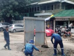 Mobil Melon Pengangkat Material Proyek Kejeblos di Jalan Batuceper Raya