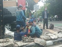 Lumpur Membatu di Got Jalan Cideng Barat Disedot Pasukan Biru, Inrit Dijebol