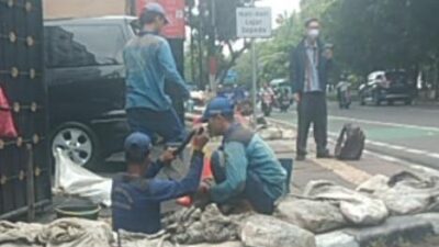 Lumpur Membatu di Got