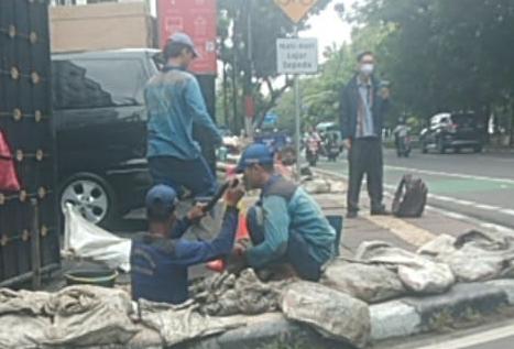 Lumpur Membatu di Got