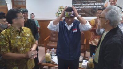 Anies Baswedan Dapat 4 Simbol Kepemimpinan Sunda dari Tokoh Jawa Barat