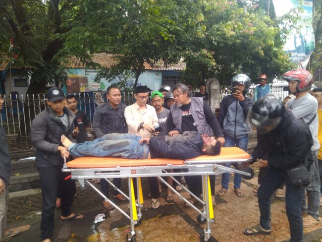 Motor seruduk gerobak jus