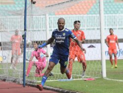 Menang Tipis Atas Borneo FC, Persib Naik Puncak Klasemen, Persija Melorot