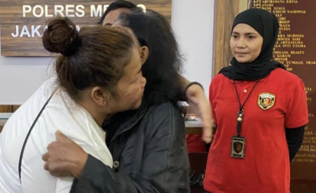 Ibu Kandung Ambil Gorengan