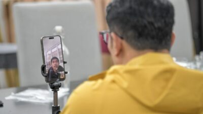 Ridwan Kamil Video Call Warga Jabar yang Terdampak Bencana Gempa Bumi Turki