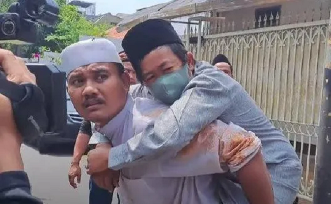 Komedian Adul Menangis Sesegukan