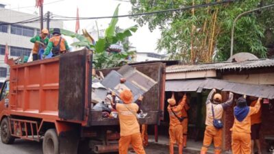 Warga Kartini Sambut Ramadhan dengan Bersih-bersih Lingkungan