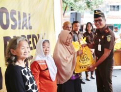 Jelang Ramadan, Kejari Jakpus Bagi-bagi Sembako di Rusun Tanahtinggi