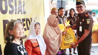 Jelang Ramadan, Kejari Jakpus Bagi-bagi Sembako di Rusun Tanahtinggi
