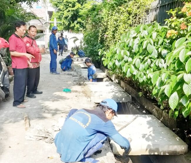 Ganti Plat Saluran Rusak