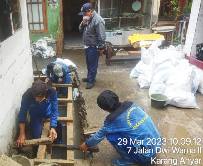 Saluran Rusak Jalan Dwiwarna
