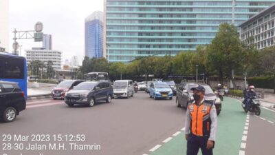 Petugas Perhubungan Atur Lalin