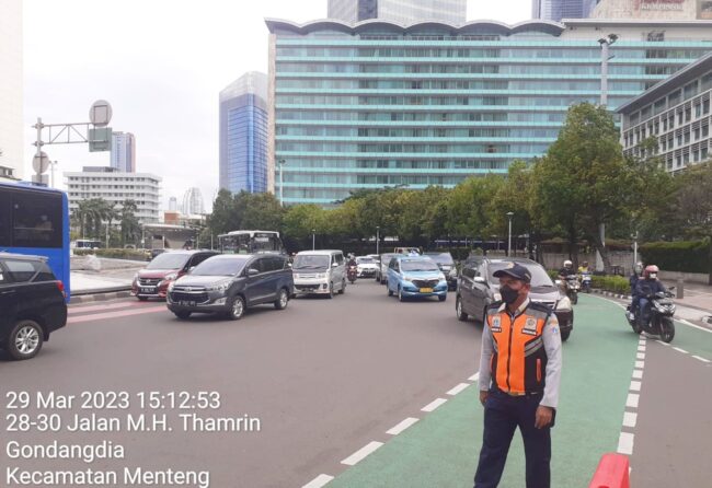 Petugas Perhubungan Atur Lalin