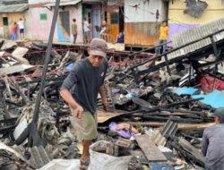 Korban Terdampak Kebakaran Penjaringan, Membersihkan Sisa Puing Rumah