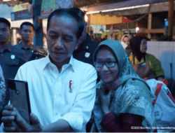 Jokowi Blusukan ke Pasar Cihapit Bandung, Emak-emak Histeris Saat Diajak Selfie