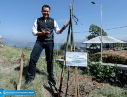 Wahyu Mijaya Menanam Pohon Damar pada Kegiatan JUNA