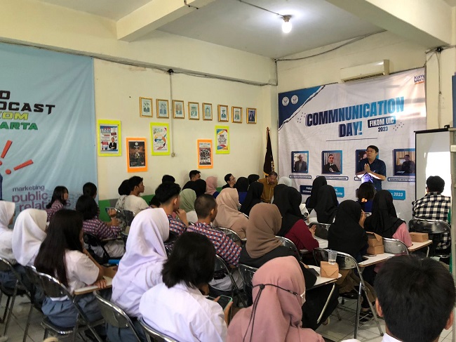 Communication Day Fikom UIC