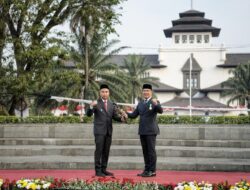 Kujang Pusaka Diserahkan Ridwan Kamil kepada Bay Triadi Machmudin di Gasibu