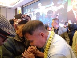 Kang Bey Spontan Peluk dan Cium Tangan Abah Landoeng, Saya Murid Abah SMP 5