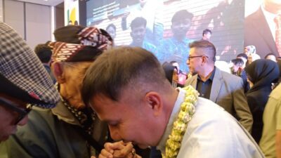 cium tangan Abah Landoeng