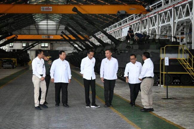 Mendampingi Presiden Jokowi