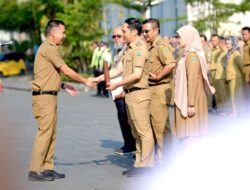 Penghargaan Motivasi Akselerasi Program Jabar Pesan Bey Machmudin pada Apel Pagi ASN