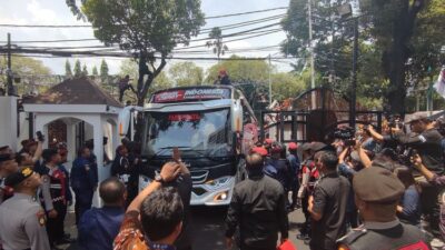 Atap bus tersangkut kabel