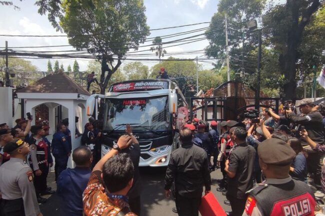 Atap bus tersangkut kabel