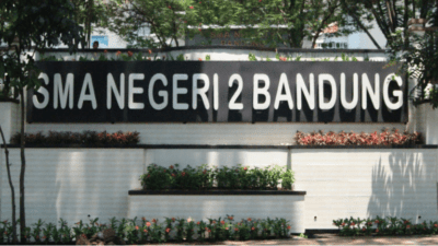 Terpeleset Saat Lagi Duduk, Dua Siswa SMAN 2 Bandung Dilarikan ke RS