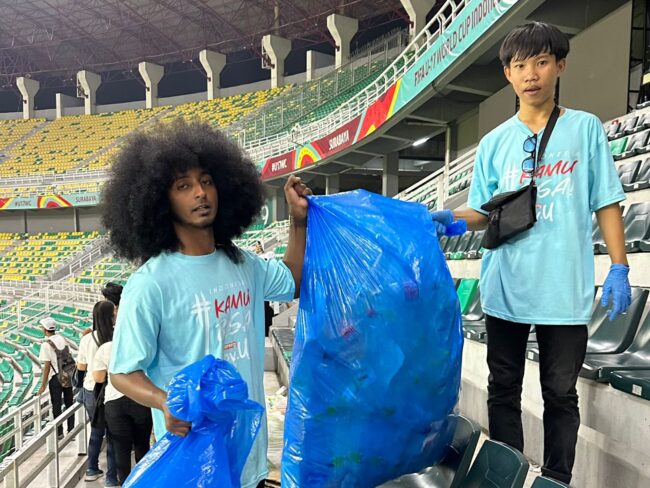 Aksi Suporter Bersihkan Sampah