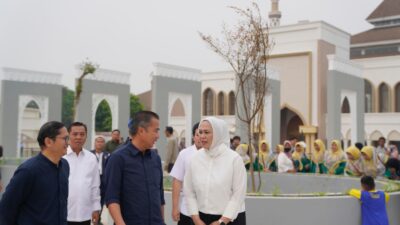 Bey Machmudin Tinjau Alun-alun Karawang Hasil Revitalisasi